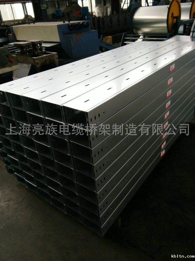 轻型高强度桥架拐弯处理工作得以顺利进行